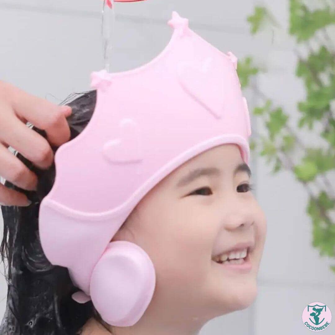ShampooHat™ | Visière de bain bébé protection yeux et oreilles.